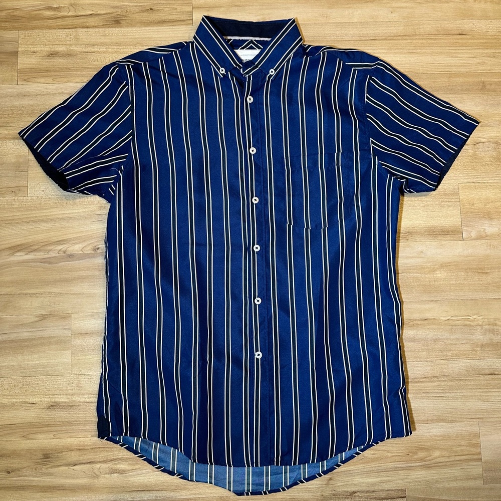 International Report Quality Classics Slim Fit Button Down Shirt Size Medium